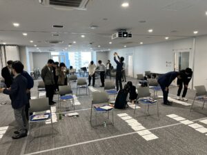 11人、屋内の画像のようです